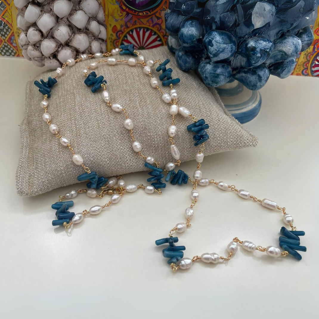 Collar de Perlas de Río con Chips Azules