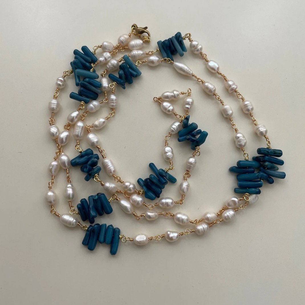 Collar de Perlas de Río con Chips Azules
