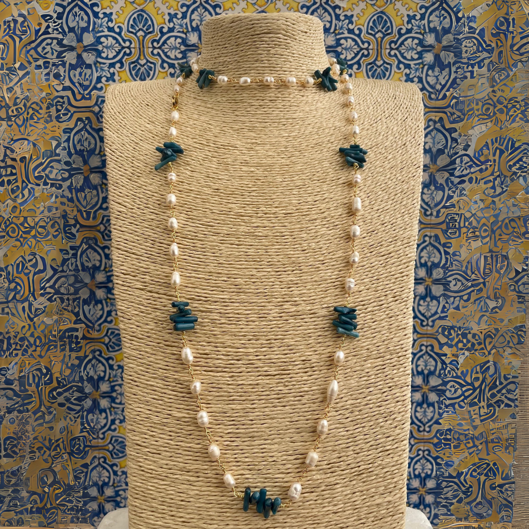 Collar de Perlas de Río con Chips Azules