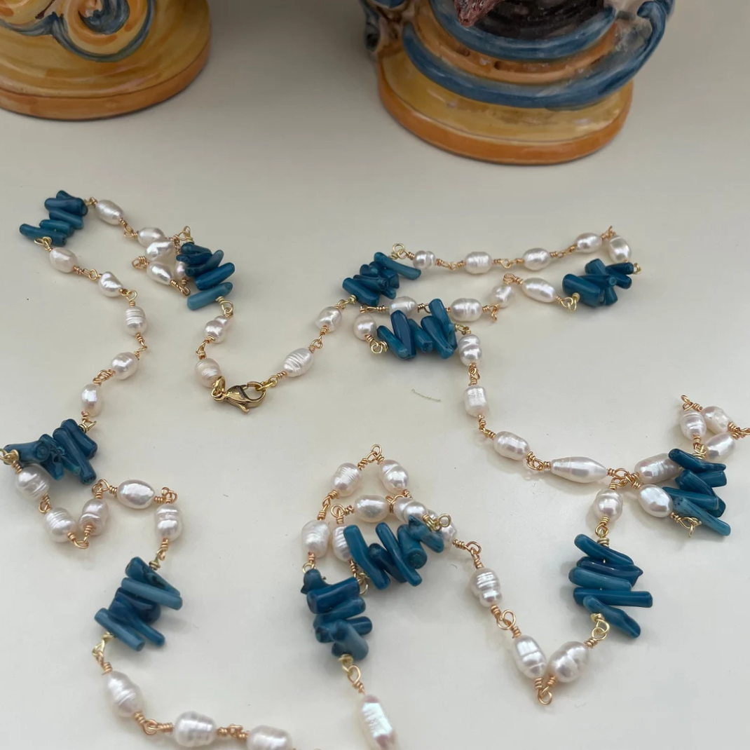 Collar de Perlas de Río con Chips Azules