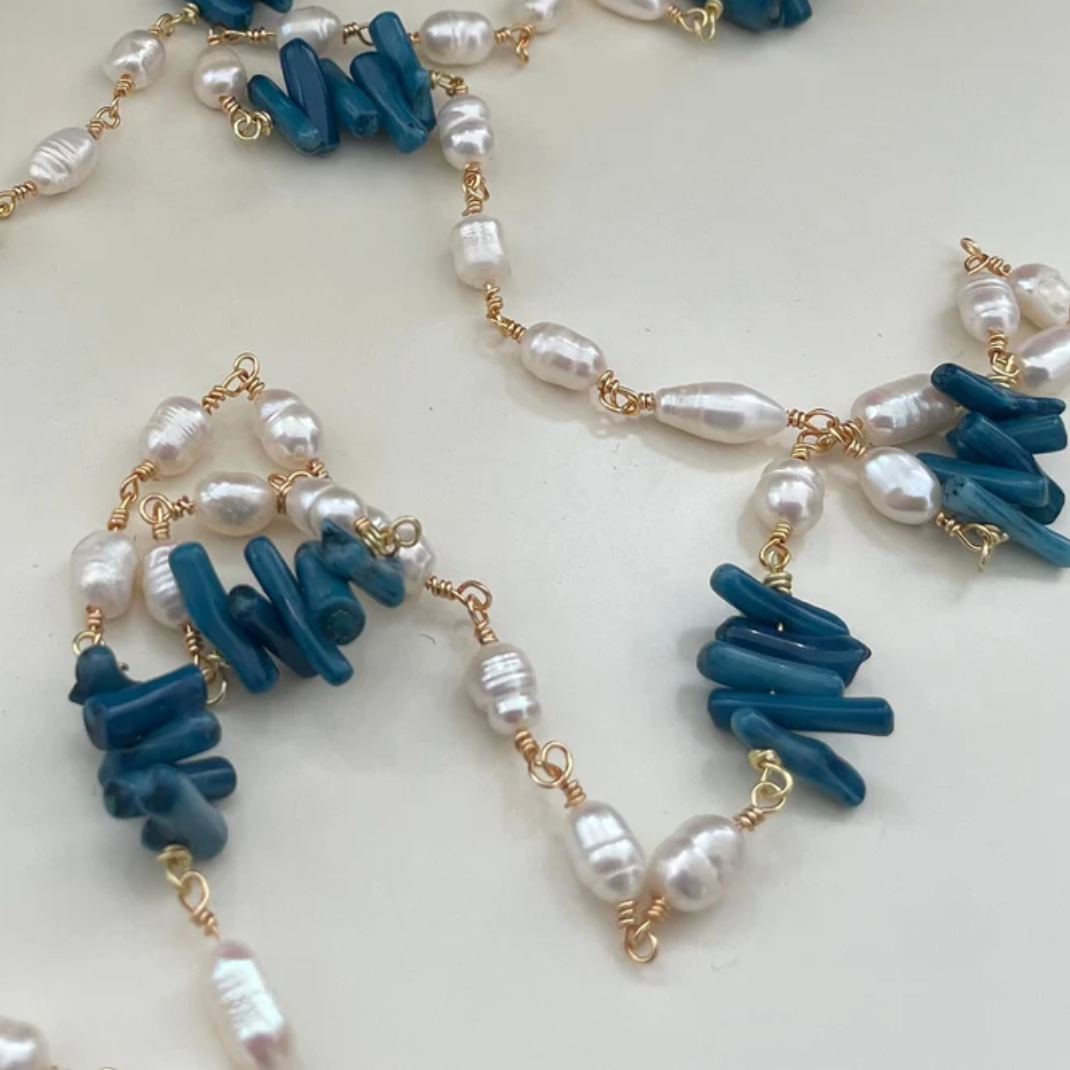 Collar de Perlas de Río con Chips Azules