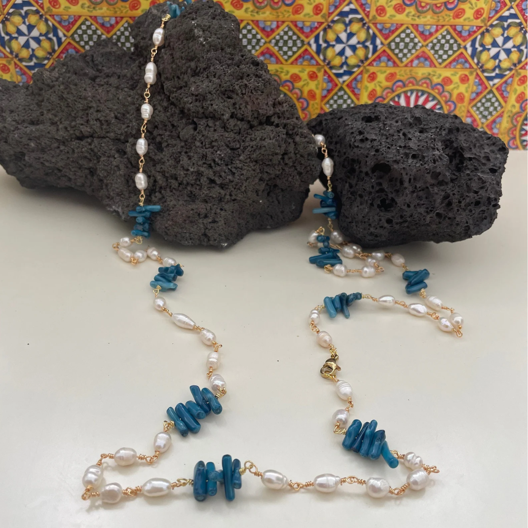 Collar de Perlas de Río con Chips Azules