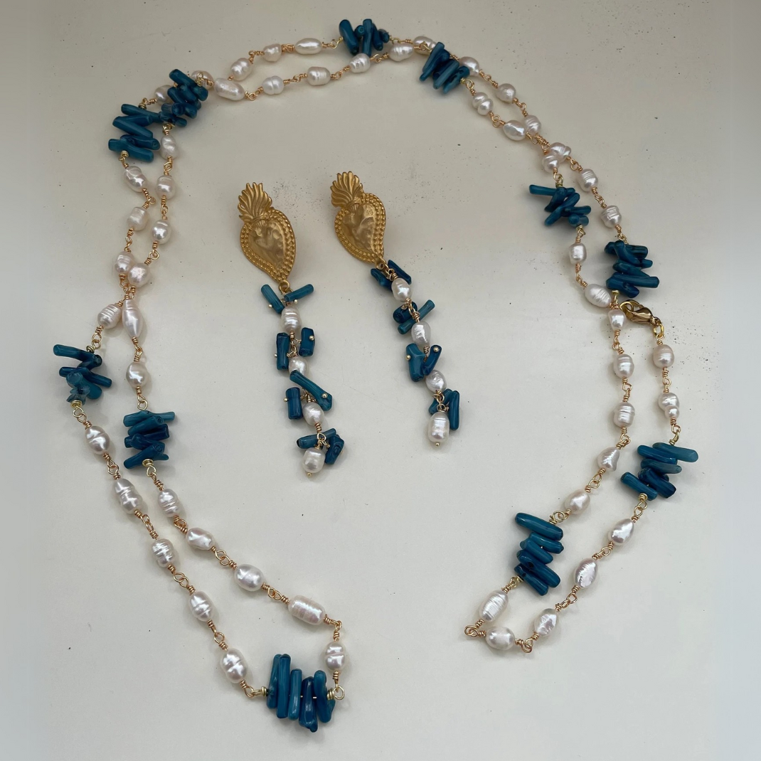 Collar de Perlas de Río con Chips Azules
