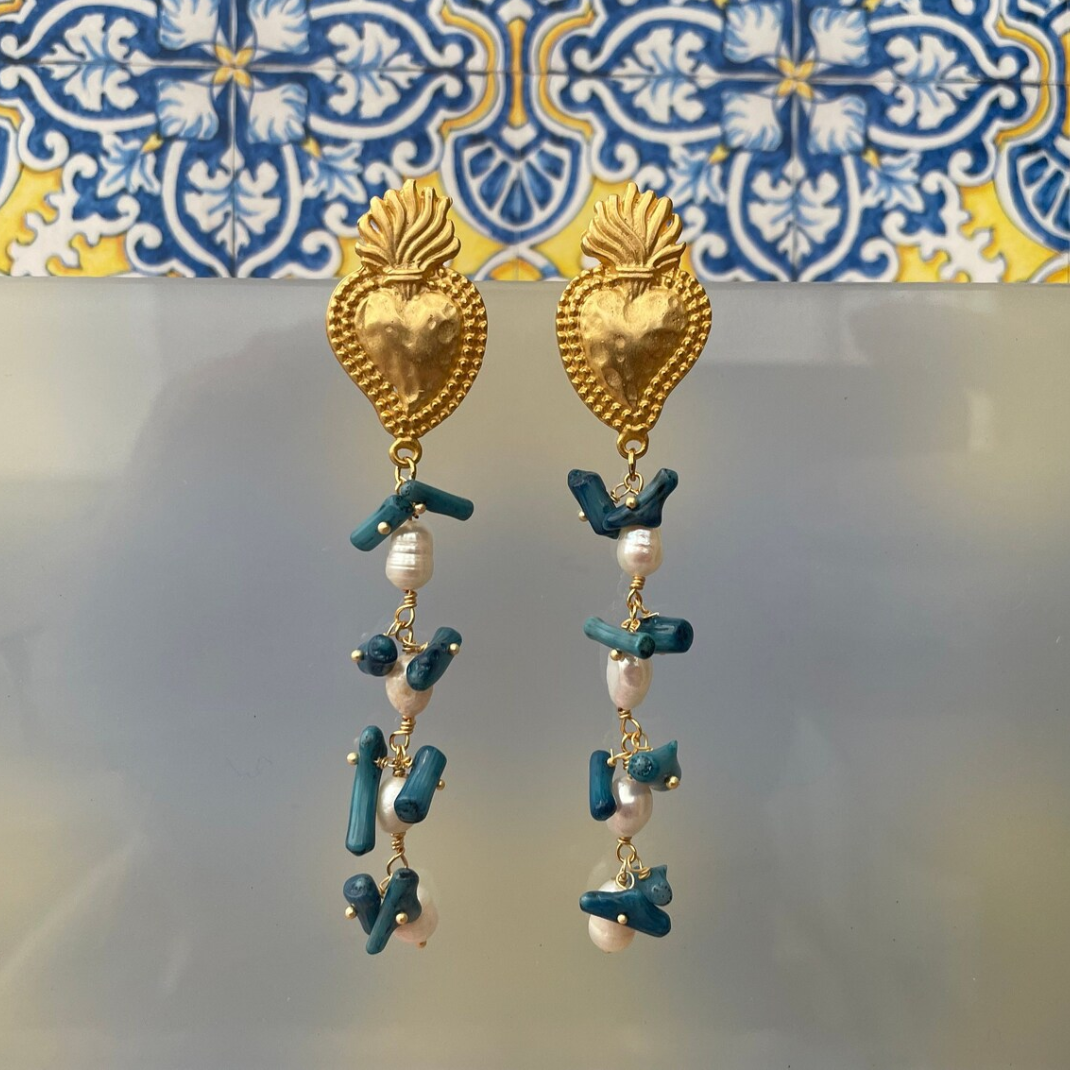 Pendiente Corazón con Perlas de Río y Chips Azules