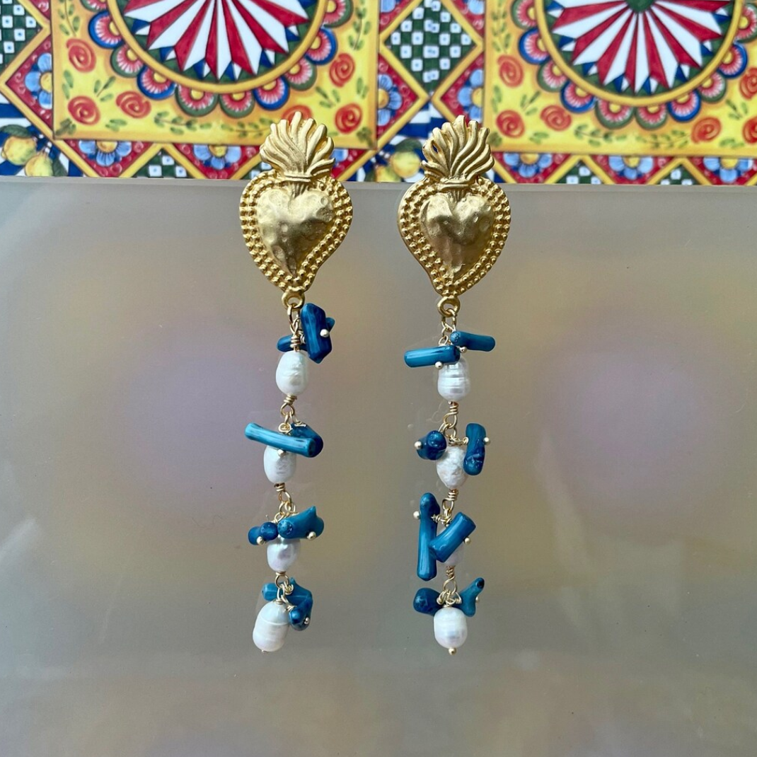 Pendiente Corazón con Perlas de Río y Chips Azules
