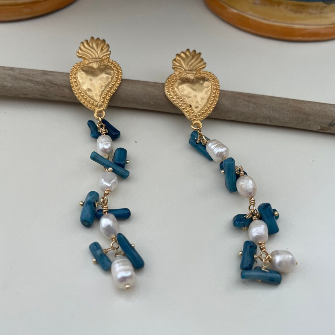 Pendiente Corazón con Perlas de Río y Chips Azules
