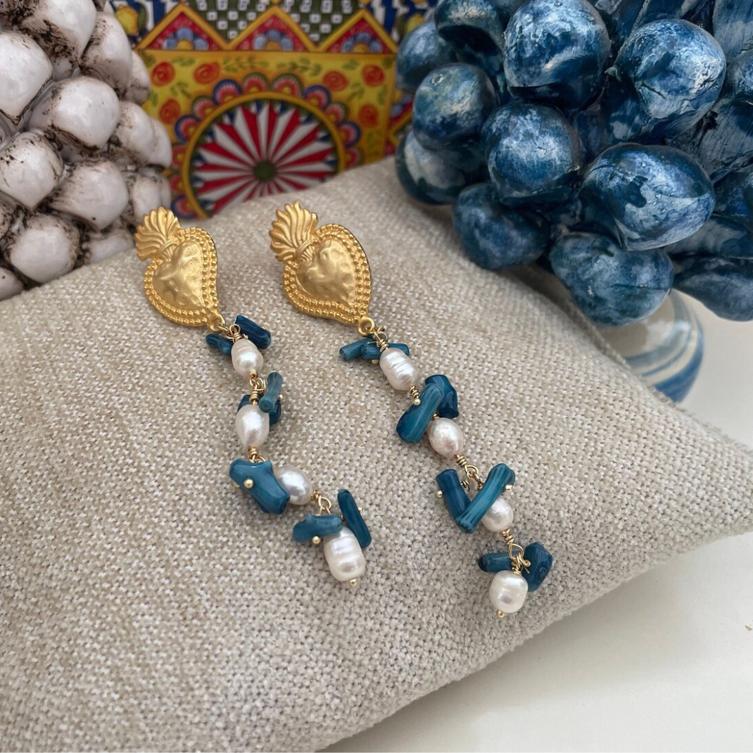 Pendiente Corazón con Perlas de Río y Chips Azules