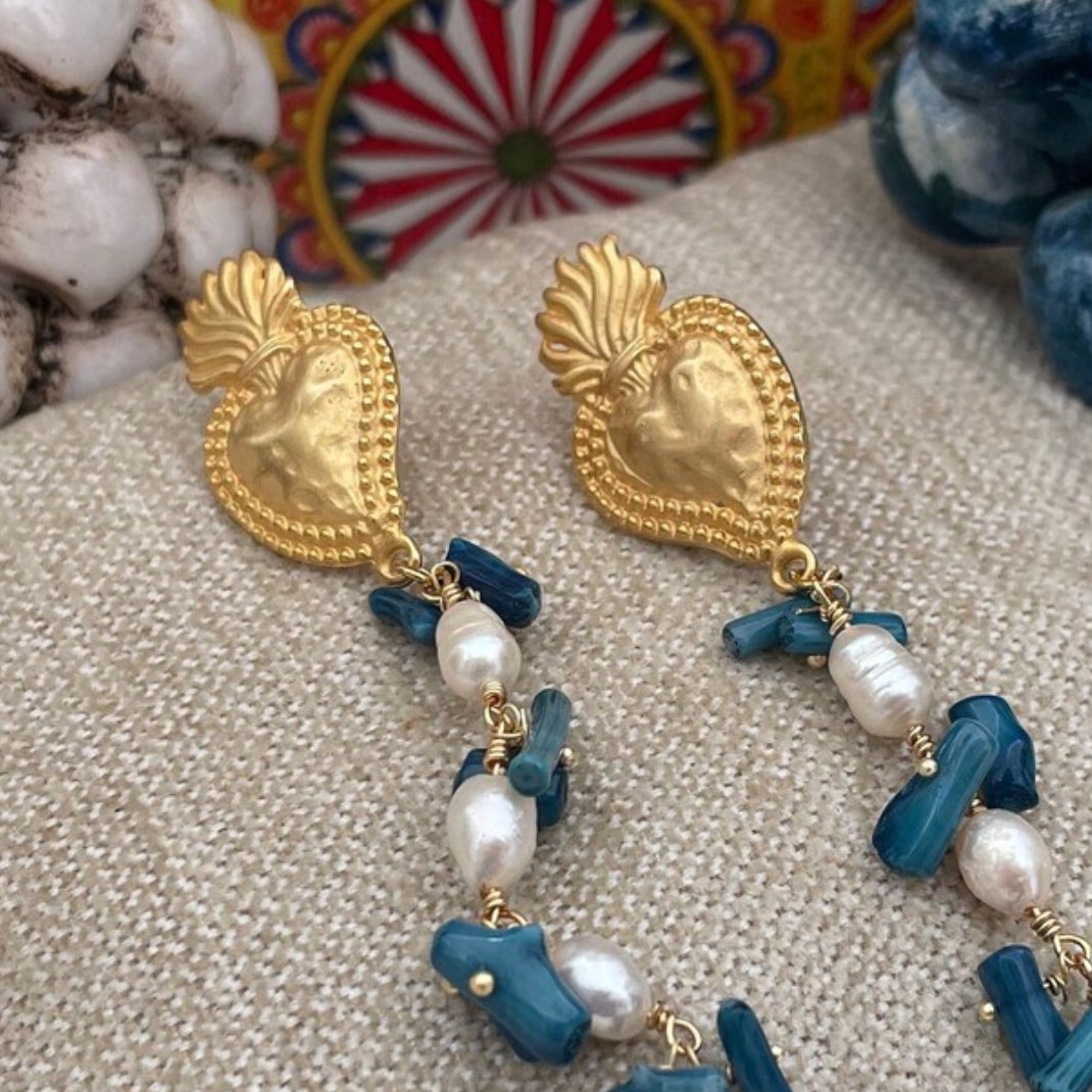 Pendiente Corazón con Perlas de Río y Chips Azules