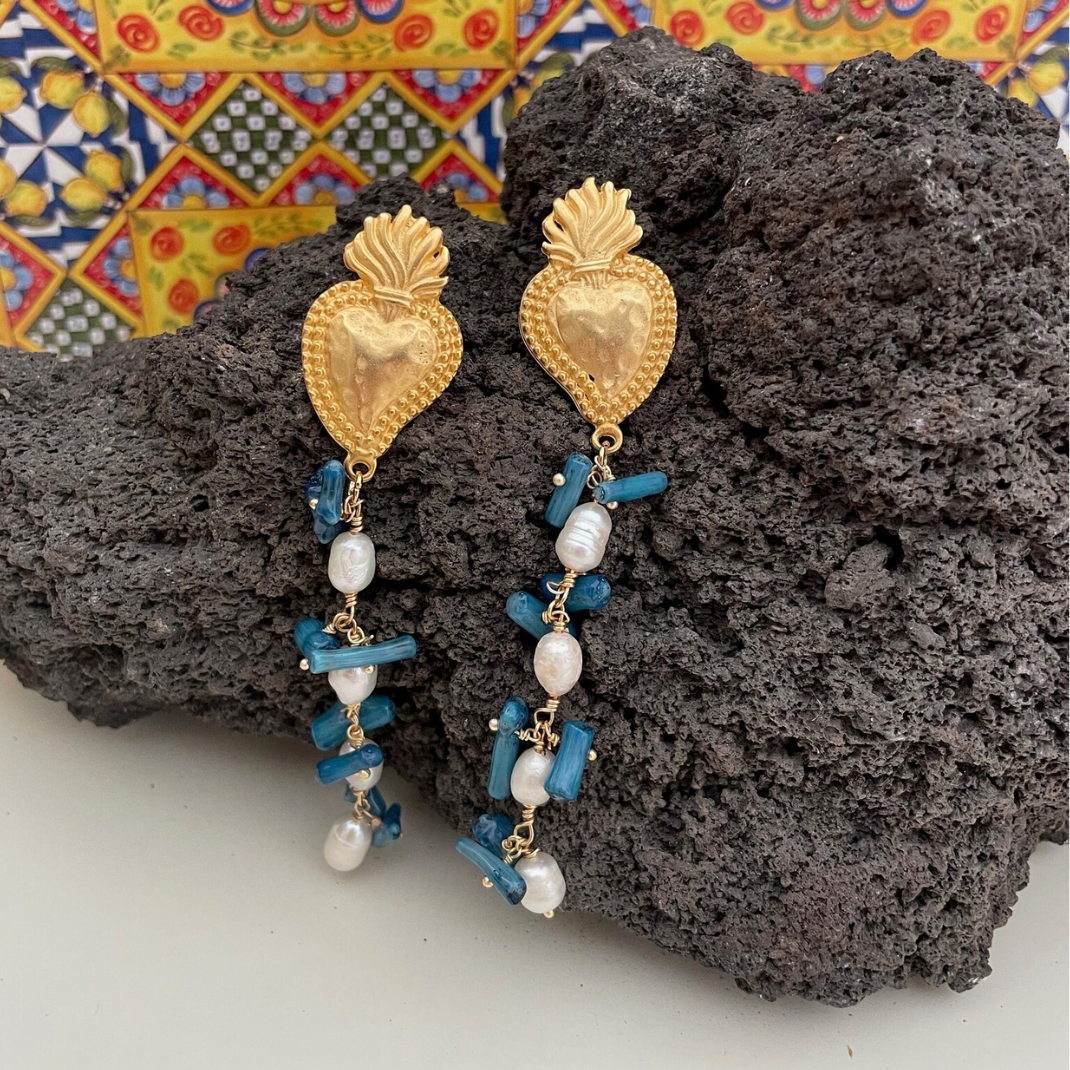 Pendiente Corazón con Perlas de Río y Chips Azules