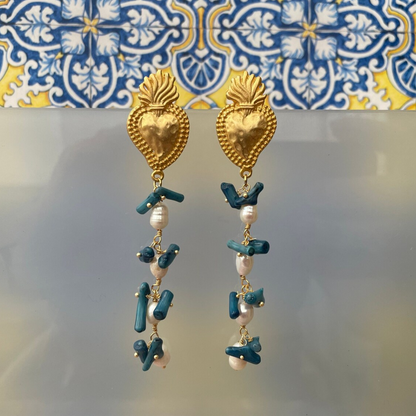 Pendiente Corazón con Perlas de Río y Chips Azules