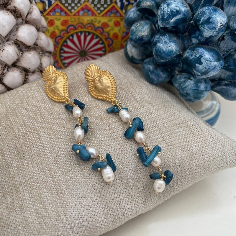Pendiente Corazón con Perlas de Río y Chips Azules
